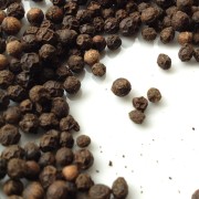 Pieprz czarny ziarno 100g