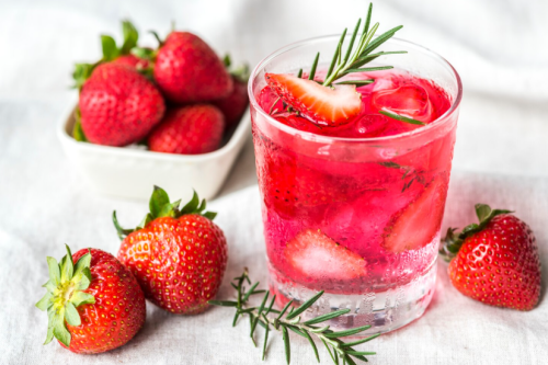 ZESTAW IMPREZOWY do stworzenia drinka TRUSKAWKÓWKA- Strawberry Fruity Shot +BUTELKA JACK 0,7l+ Etykieta truskawka